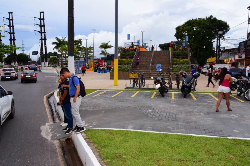 Imagens da Praça da Bíblia