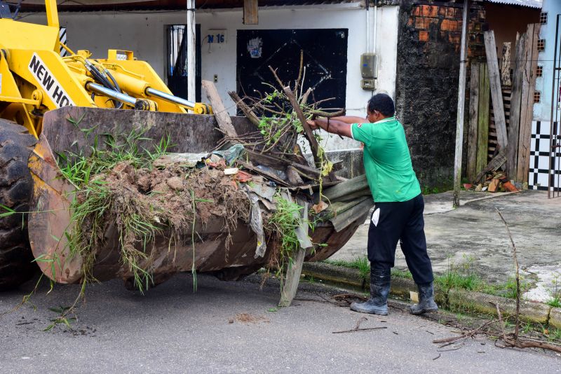 Mutirão de Limpeza no Bairro de Águas Brancas