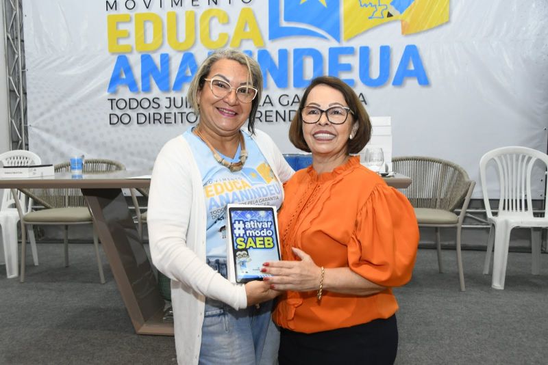 Entrega de Tablets para Uso Coletivo cerca de 500 tablets para as 88 unidades escolares que compõem a rede municipal de ensino de Ananindeua