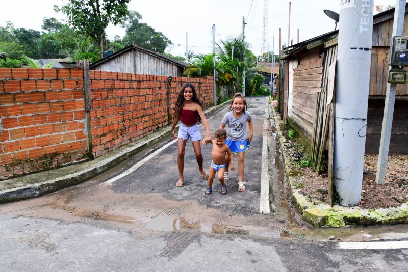 Entrega do Decreto de Desapropriação da Comunidade Pedreirinha no Bairro da Guanabara. Centro Comunitário - Estrada Da Pedreirinha