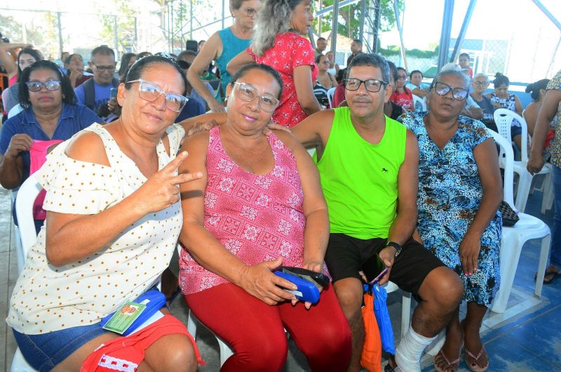 Entrega de Óculos aos pacientes atendidos no Prefeitura em Movimento no bairro de Águas Lindas