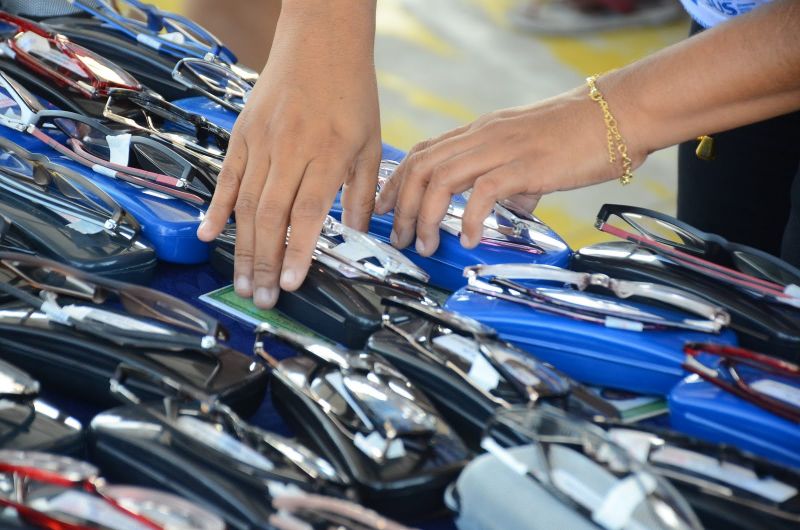 Entrega de Óculos aos pacientes atendidos no Prefeitura em Movimento no bairro de Águas Lindas