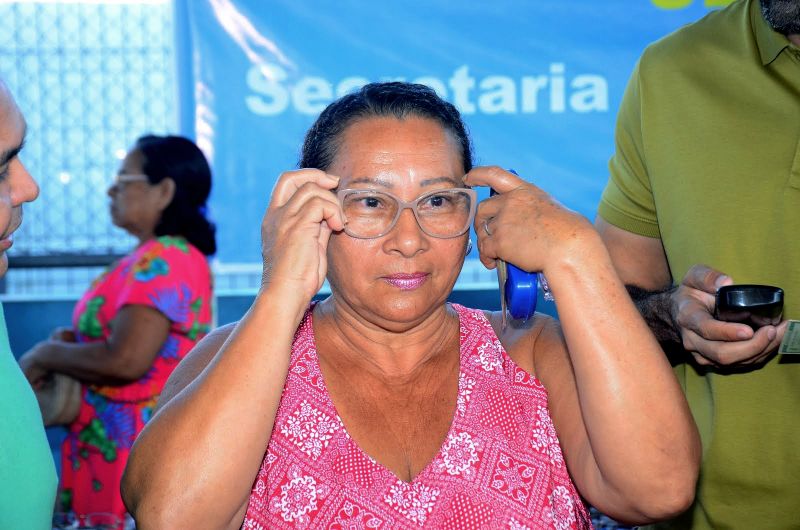 Entrega de Óculos aos pacientes atendidos no Prefeitura em Movimento no bairro de Águas Lindas