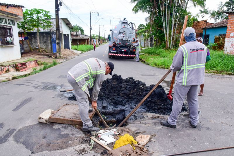 Programa Prefeitura Em Movimento, Imagens de limpeza de bueiros na rua 13 de Julho com a 14 de Julho na comunidade Marighella no Aurá
