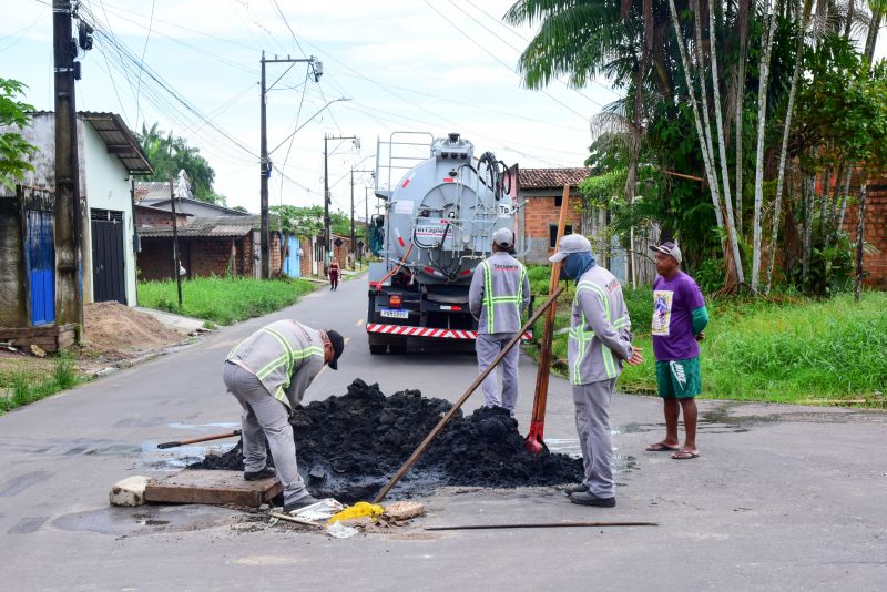 Programa Prefeitura Em Movimento, Imagens de limpeza de bueiros na rua 13 de Julho com a 14 de Julho na comunidade Marighella no Aurá
