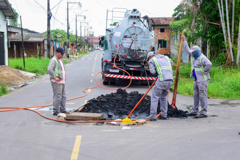 Programa Prefeitura Em Movimento, Imagens de limpeza de bueiros na rua 13 de Julho com a 14 de Julho na comunidade Marighella no Aurá
