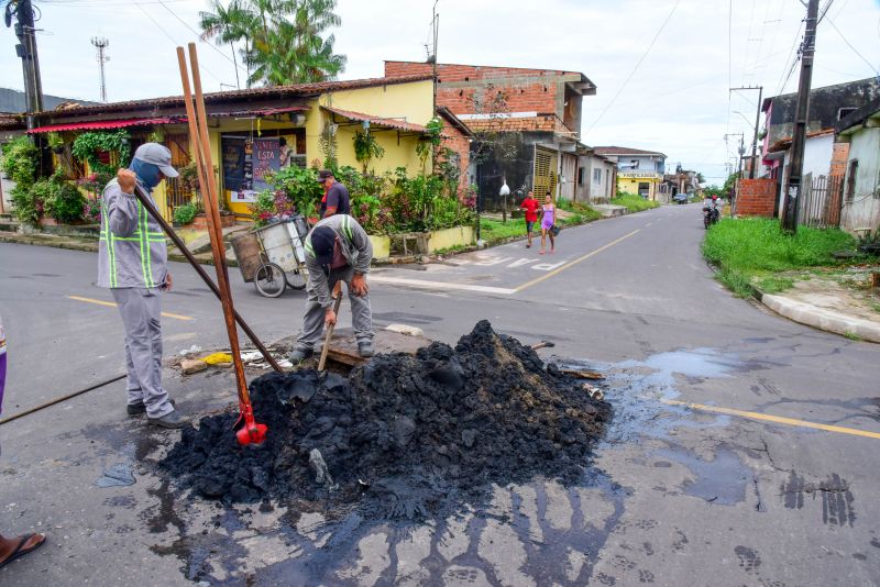 Programa Prefeitura Em Movimento, Imagens de limpeza de bueiros na rua 13 de Julho com a 14 de Julho na comunidade Marighella no Aurá
