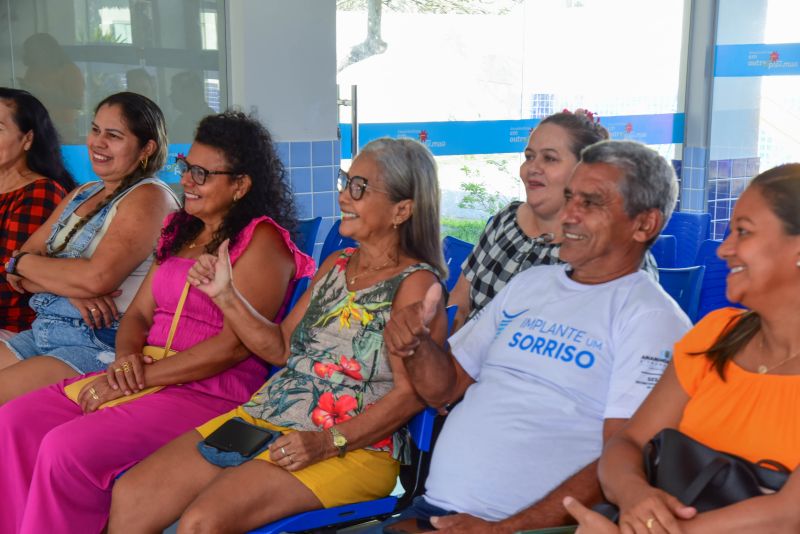 Entrega dos certificados para pacientes do Implante um Sorriso