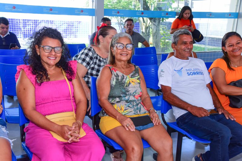 Entrega dos certificados para pacientes do Implante um Sorriso