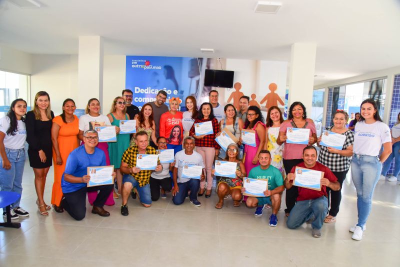 Entrega dos certificados para pacientes do Implante um Sorriso