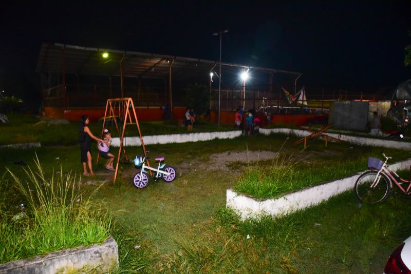 Assinatura de ordem de serviço para reforma da Praça Asmovim no bairro do Distrito Industrial