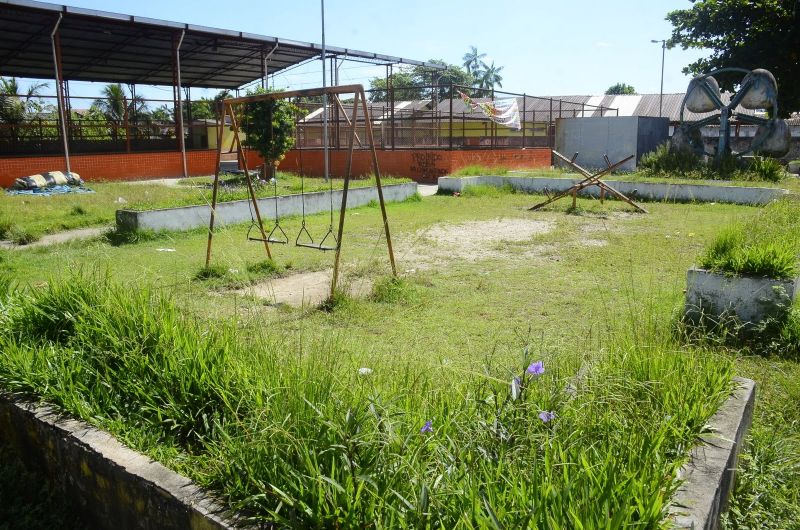 Assinatura de ordem de serviço para reforma da Praça Asmovim no bairro do Distrito Industrial