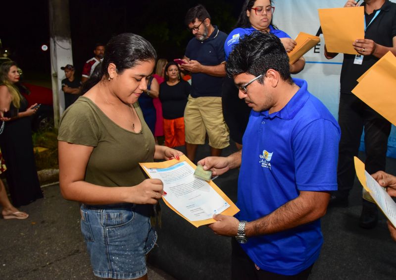 Entrega de títulos de propriedade para comunidade Jardim Paloma no bairro do Icuí Guajará