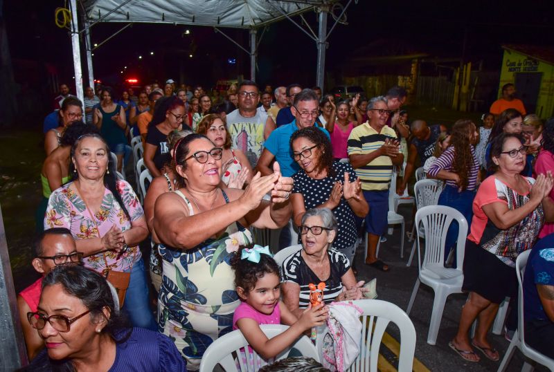 Entrega de títulos de propriedade para comunidade Jardim Paloma no bairro do Icuí Guajará