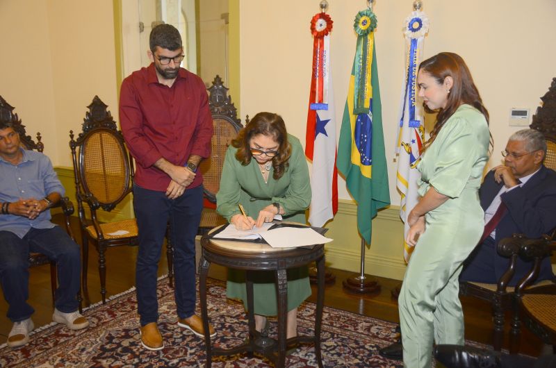 Assinatura do termo de doação de álcool em gel, firmado entre o Tribunal de Justiça do Pará e Prefeitura Municipal de Ananindeua
