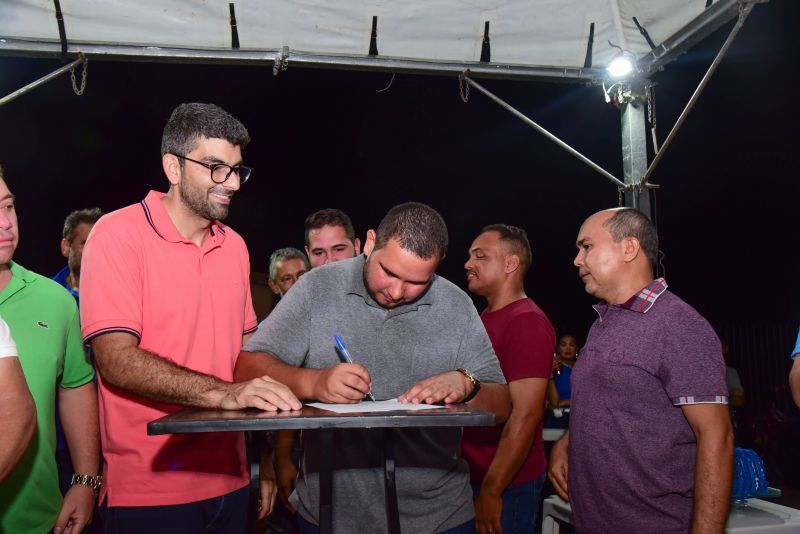 Assinatura de ordem de serviço para recapeamento asfáltico, saneamento e iluminação em led das ruas dona Aguida e Manoel Moreira, pass abaeté, Julia Cordeiro e Carlos Ano Bom e ruas do Paulo Fontele