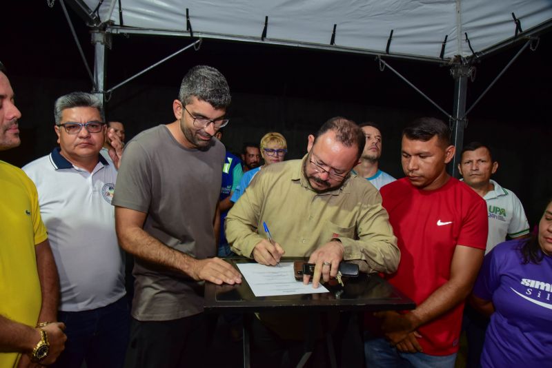 Assinatura de ordem de serviço para a construção da nova praça do Marighella