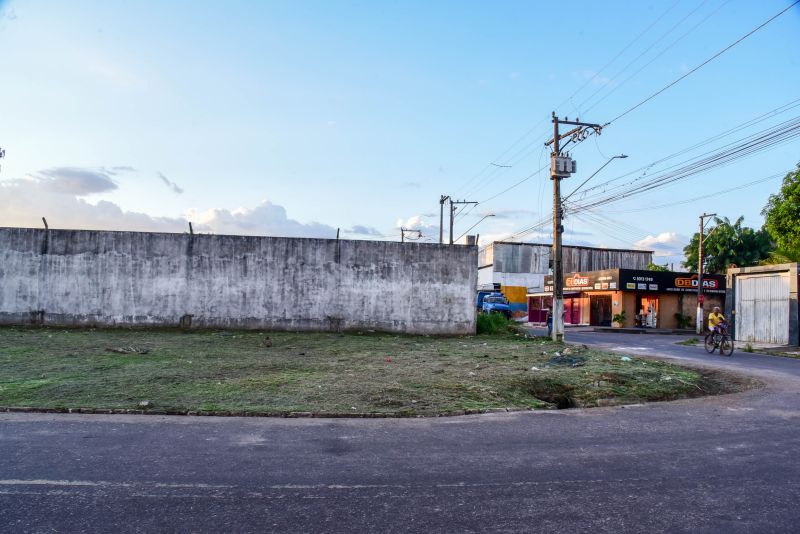 Assinatura de ordem de serviço para a construção da nova praça do Marighella