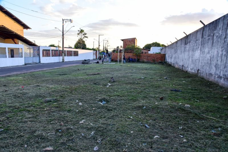 Assinatura de ordem de serviço para a construção da nova praça do Marighella