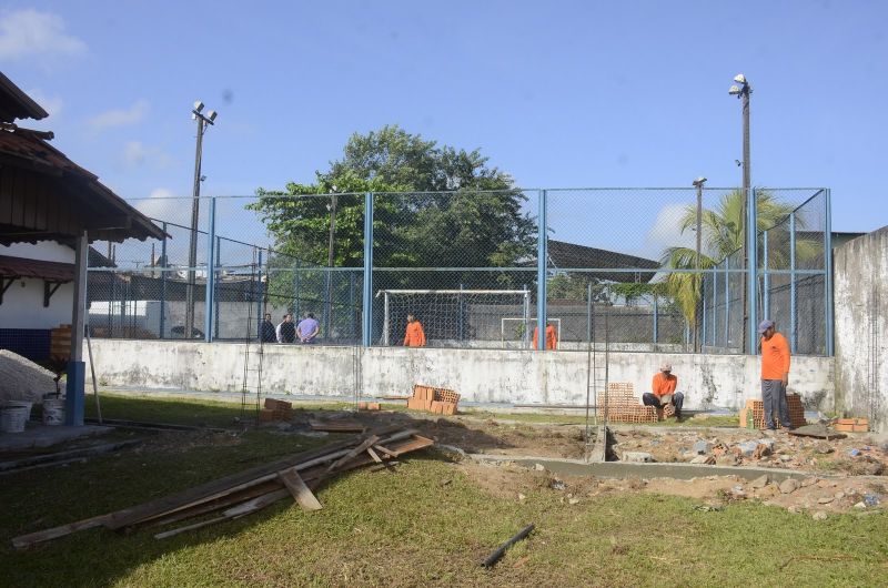 Assinatura de ordem de serviço na EMEF Cândida de Souza para cobertura da arquibancada e vestiário da quadra