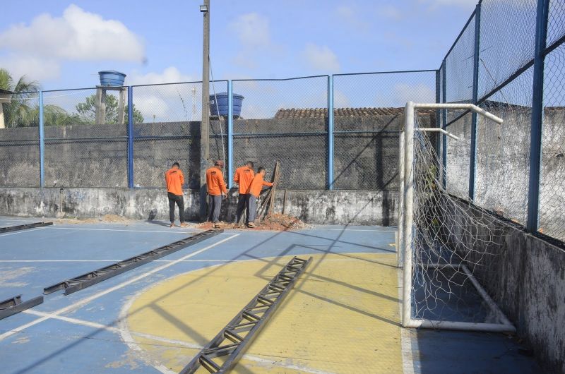 Assinatura de ordem de serviço na EMEF Cândida de Souza para cobertura da arquibancada e vestiário da quadra