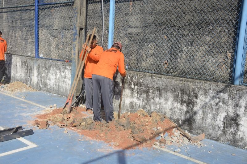 Assinatura de ordem de serviço na EMEF Cândida de Souza para cobertura da arquibancada e vestiário da quadra