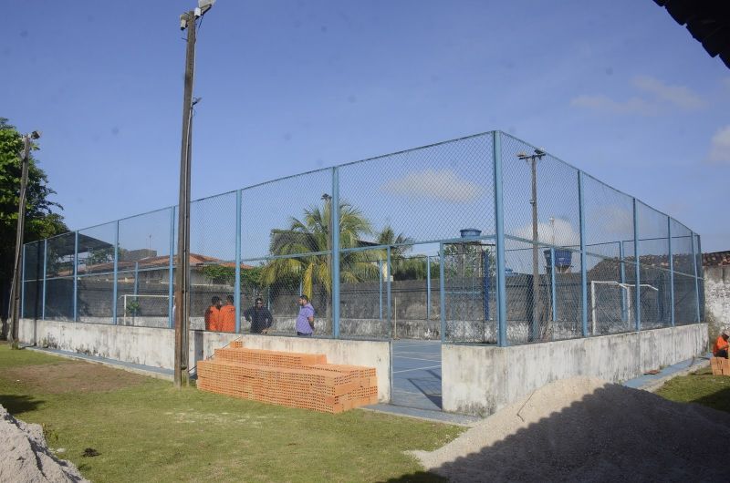 Assinatura de ordem de serviço na EMEF Cândida de Souza para cobertura da arquibancada e vestiário da quadra