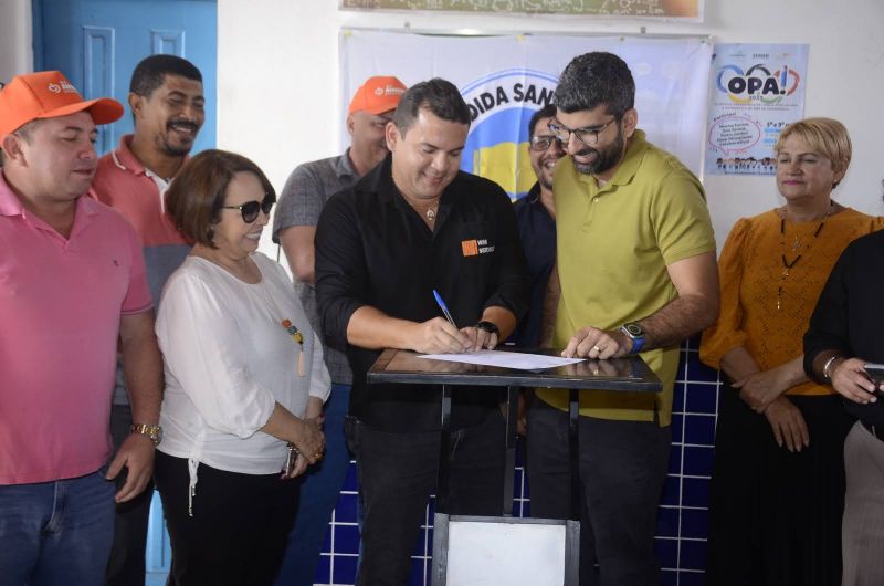 Assinatura de ordem de serviço na EMEF Cândida de Souza para cobertura da arquibancada e vestiário da quadra