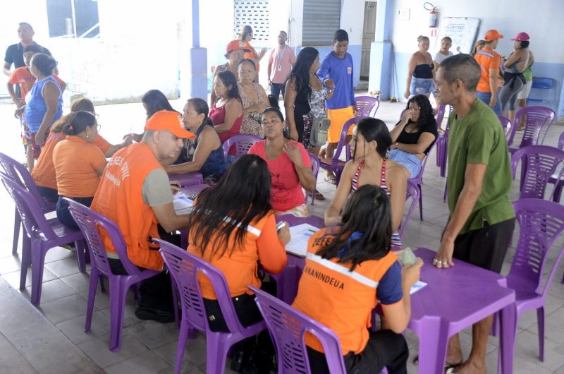 Entrega de colchões pela Defesa Civil aos moradores de Água Lindas