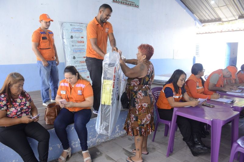 Entrega de colchões pela Defesa Civil aos moradores de Água Lindas