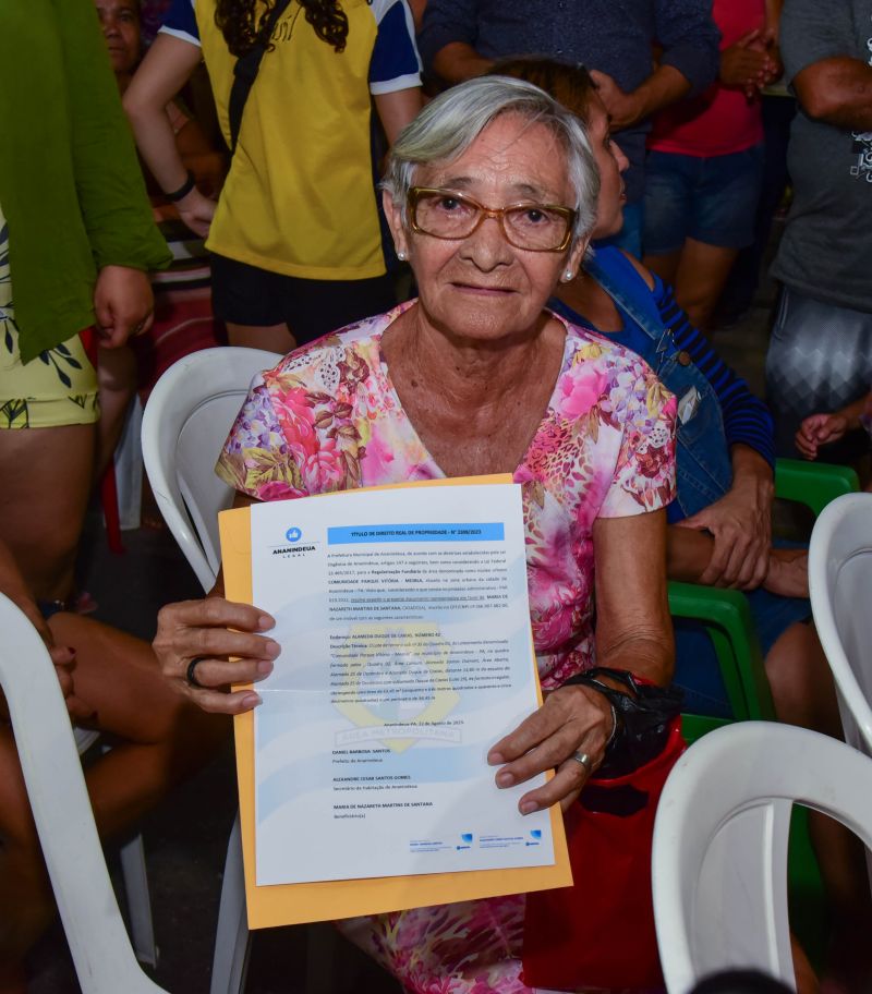 Entrega de Títulos de Propriedade na Comunidade Parque Vitória no Coqueiro