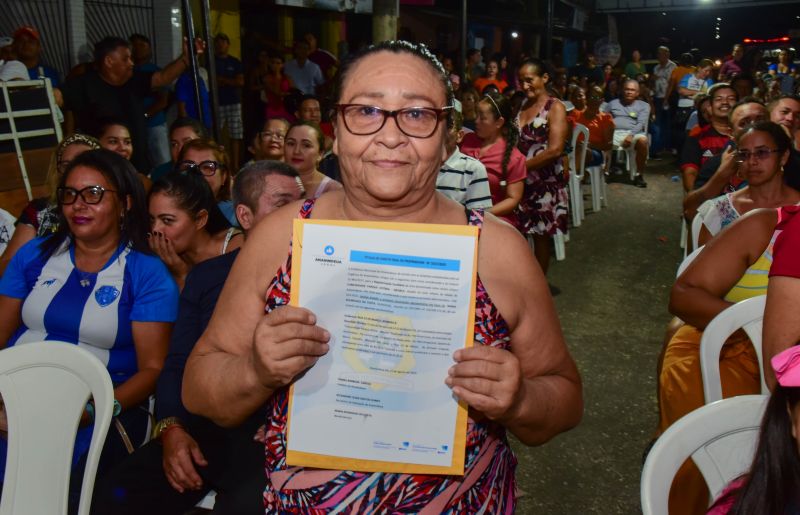 Entrega de Títulos de Propriedade na Comunidade Parque Vitória no Coqueiro