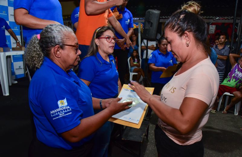 Entrega de Títulos de Propriedade na Comunidade Parque Vitória no Coqueiro