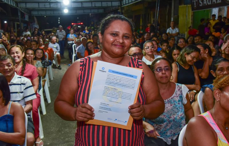 Entrega de Títulos de Propriedade na Comunidade Parque Vitória no Coqueiro