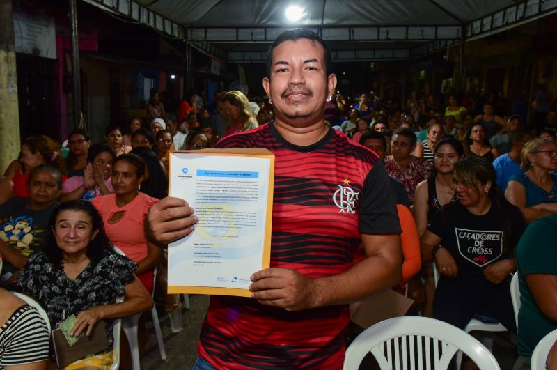 Entrega de Títulos de Propriedade na Comunidade Parque Vitória no Coqueiro