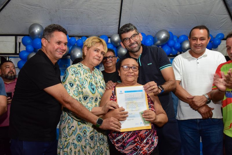 Entrega de Títulos de Propriedade na Comunidade Parque Vitória no Coqueiro