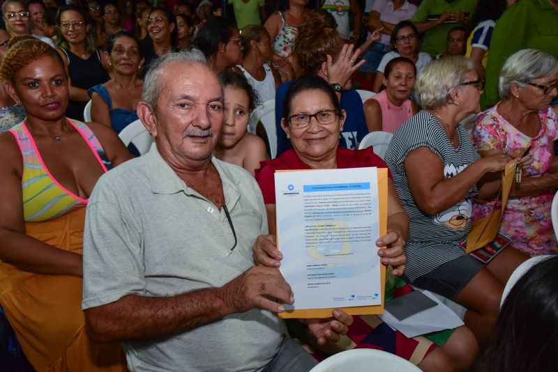 Entrega de Títulos de Propriedade na Comunidade Parque Vitória no Coqueiro