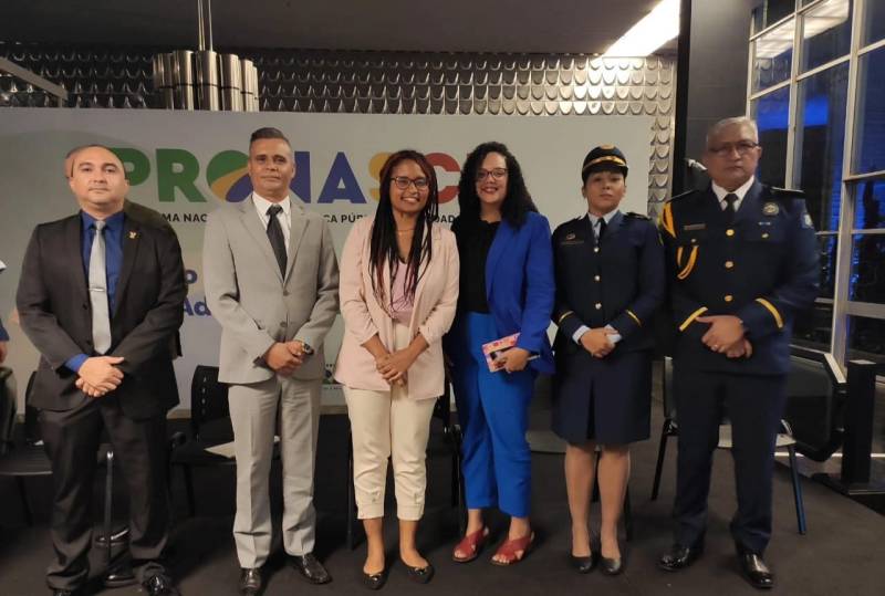 Renata Risuenho com autoridades de segurança pública