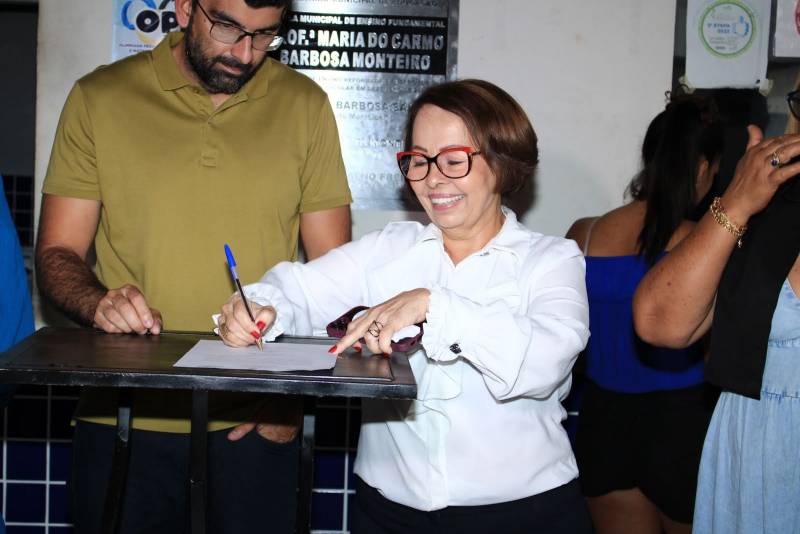 Secretária de Educação Professora Leila Freire assinando a Ordem de Serviço 