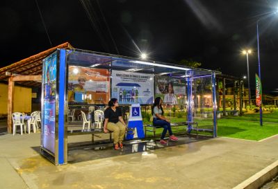 galeria: Abrigo de Ônibus ao Lado da Praça Renascer com Iluminação Em Led na Avenida Três Corações