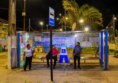 galeria: Abrigo de Ônibus com Iluminação Em Led na Avenida Cláudio Sanders