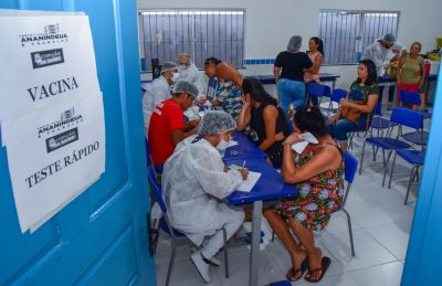 galeria: Corujão da Saúde na escola Lúcia Wanderley no bairro Guanabara