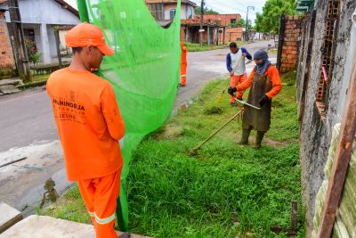 galeria: Programa Prefeitura Em Movimento, Imagens de roçagem e limpeza da rua Antonio Concelheiro na comunidade Marighella no Aurá