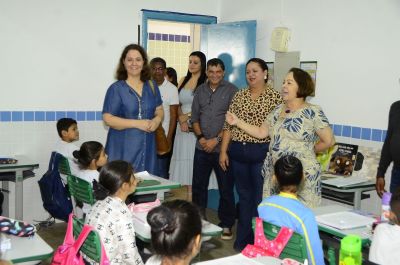 notícia: Vice-Consulesa de Portugal visita unidades escolares municipais de Ananindeua