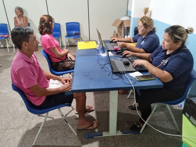 notícia: Moradores de Águas Lindas são atendidos no programa “Prefeitura em Movimento” 