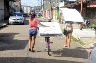 notícia: Defesa Civil de Ananindeua entrega colchões para moradores atingidos pelas enchentes no inverno