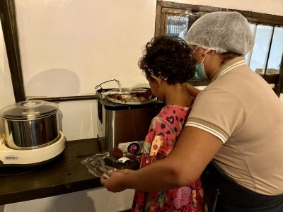 notícia: Crianças e adolescentes das Casas de Acolhimento de Ananindeua visitam fábrica de chocolate