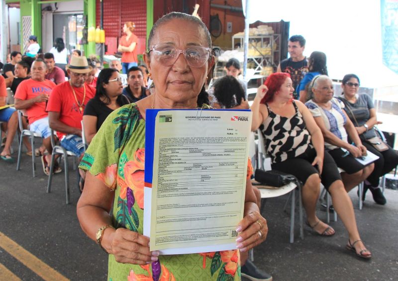 Entrega de títulos de propriedade no bairros do Jaderlândia