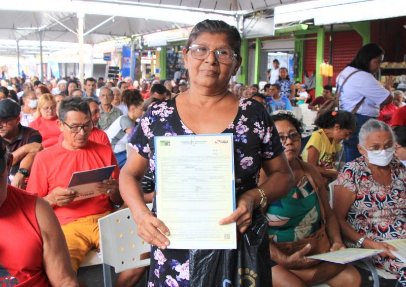 Entrega de títulos de propriedade no bairros do Jaderlândia