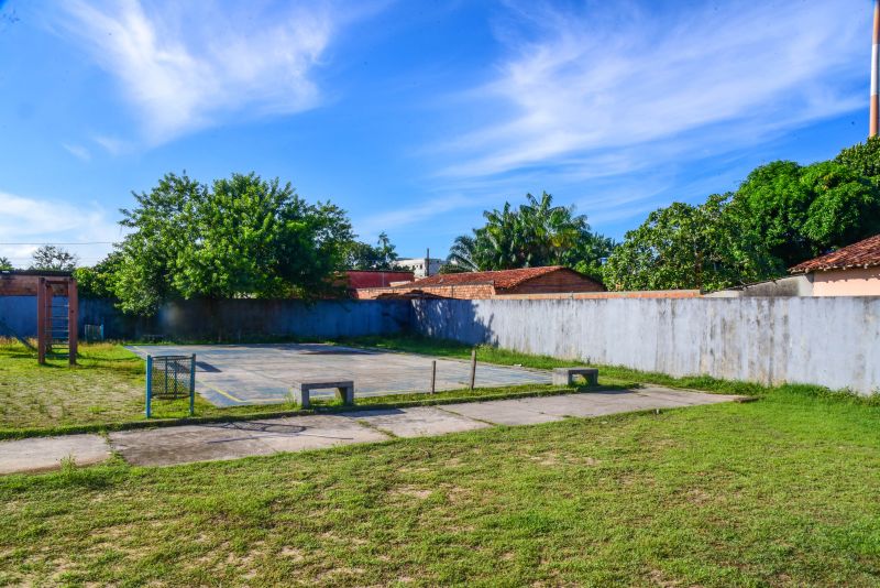 Assinatura de ordem de serviço para inicio das obras de construção da cobertura da quadra, vestiários e arquibancadas na EMEF Nelson Pereira no bairro 40 horas